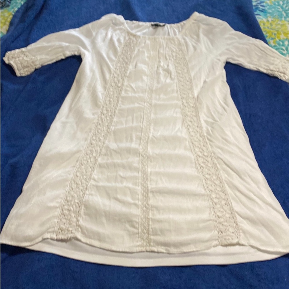 White, lined, I’m not sure what the fabric is kinda a gauzy fabric

Size 14/16